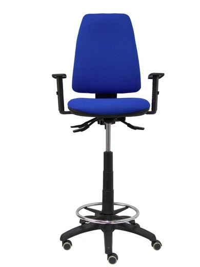 Modelo taburete Elche S - Taburete ergonómico con mecanismo asincro y regulable en altura - Asiento y respaldo tapizados en tejido BALI color azul. Brazos regulables incluidos de serie. Aro reposapiés cromado. Ruedas de parqué.