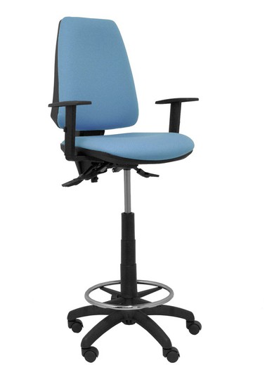 Modelo taburete Elche S - Taburete ergonómico con mecanismo asincro y regulable en altura - Asiento y respaldo tapizados en tejido BALI color azul cielo. Brazos regulables incluidos de serie. Aro reposapiés cromado.