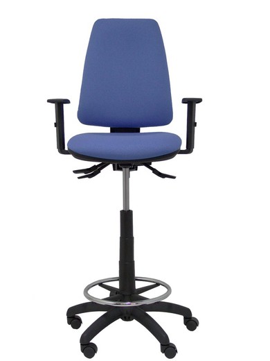 Modelo taburete Elche S - Taburete ergonómico con mecanismo asincro y regulable en altura - Asiento y respaldo tapizados en tejido BALI color azul claro. Brazos regulables incluidos de serie. Aro reposapiés cromado.