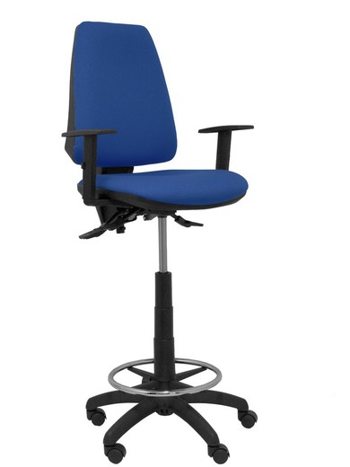 Modelo taburete Elche S - Taburete ergonómico con mecanismo asincro y regulable en altura - Asiento y respaldo tapizados en tejido BALI color azul marino. Brazos regulables incluidos de serie. Aro reposapiés cromado.