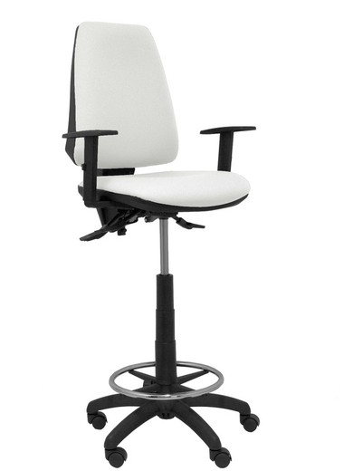 Modelo taburete Elche S - Taburete ergonómico con mecanismo asincro y regulable en altura - Asiento y respaldo tapizados en tejido BALI color blanco. Brazos regulables incluidos de serie. Aro reposapiés cromado.