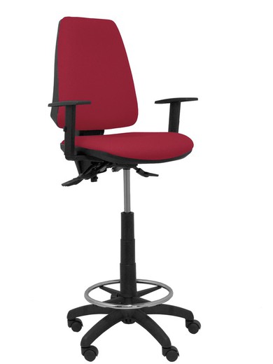 Modelo taburete Elche S - Taburete ergonómico con mecanismo asincro y regulable en altura - Asiento y respaldo tapizados en tejido BALI color granate. Brazos regulables incluidos de serie. Aro reposapiés cromado.