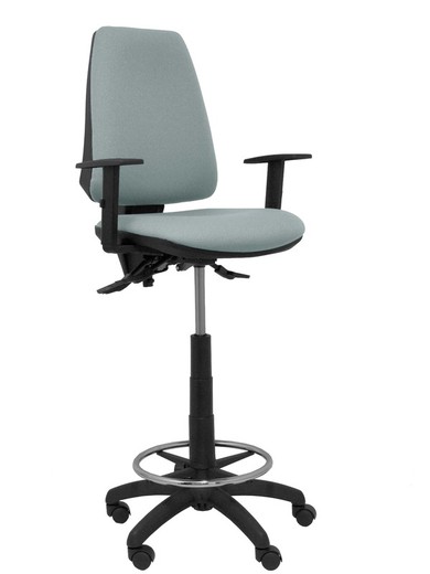 Modelo taburete Elche S - Taburete ergonómico con mecanismo asincro y regulable en altura - Asiento y respaldo tapizados en tejido BALI color gris. Brazos regulables incluidos de serie. Aro reposapiés cromado.