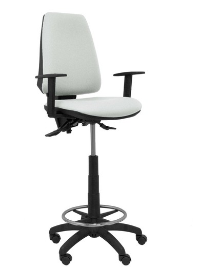 Modelo taburete Elche S - Taburete ergonómico con mecanismo asincro y regulable en altura - Asiento y respaldo tapizados en tejido BALI color gris claro. Brazos regulables incluidos de serie. Aro reposapiés cromado.