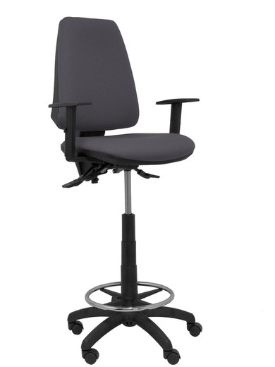 Modelo taburete Elche S - Taburete ergonómico con mecanismo asincro y regulable en altura - Asiento y respaldo tapizados en tejido BALI color gris oscuro. Brazos regulables incluidos de serie. Aro reposapiés cromado.