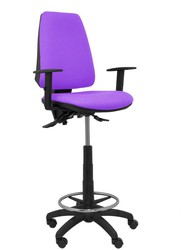 Modelo taburete Elche S - Taburete ergonómico con mecanismo asincro y regulable en altura - Asiento y respaldo tapizados en tejido BALI color lila. Brazos regulables incluidos de serie. Aro reposapiés cromado.