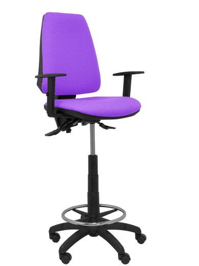 Modelo taburete Elche S - Taburete ergonómico con mecanismo asincro y regulable en altura - Asiento y respaldo tapizados en tejido BALI color lila. Brazos regulables incluidos de serie. Aro reposapiés cromado.