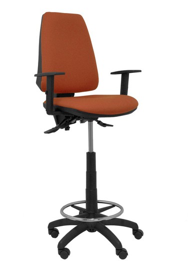 Modelo taburete Elche S - Taburete ergonómico con mecanismo asincro y regulable en altura - Asiento y respaldo tapizados en tejido BALI color marrón. Brazos regulables incluidos de serie. Aro reposapiés cromado.