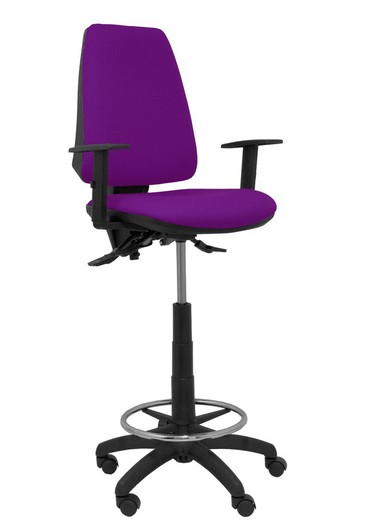 Modelo taburete Elche S - Taburete ergonómico con mecanismo asincro y regulable en altura - Asiento y respaldo tapizados en tejido BALI color morado. Brazos regulables incluidos de serie. Aro reposapiés cromado.