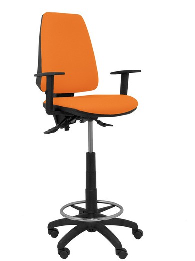 Modelo taburete Elche S - Taburete ergonómico con mecanismo asincro y regulable en altura - Asiento y respaldo tapizados en tejido BALI color naranja. Brazos regulables incluidos de serie. Aro reposapiés cromado.