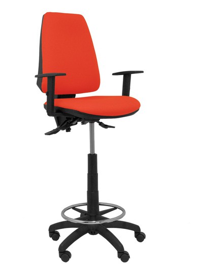 Modelo taburete Elche S - Taburete ergonómico con mecanismo asincro y regulable en altura - Asiento y respaldo tapizados en tejido BALI color naranja oscuro. Brazos regulables incluidos de serie. Aro reposapiés cromado.