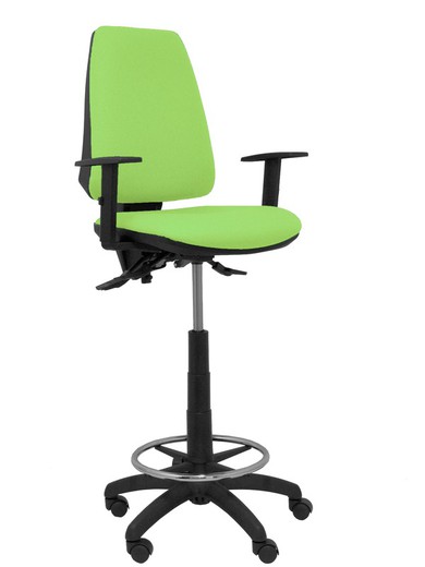 Modelo taburete Elche S - Taburete ergonómico con mecanismo asincro y regulable en altura - Asiento y respaldo tapizados en tejido BALI color pistacho. Brazos regulables incluidos de serie. Aro reposapiés cromado.