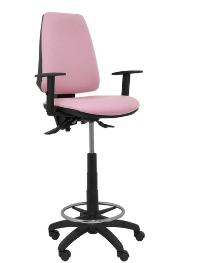 Modelo taburete Elche S - Taburete ergonómico con mecanismo asincro y regulable en altura - Asiento y respaldo tapizados en tejido BALI color rosa. Brazos regulables incluidos de serie. Aro reposapiés cromado.