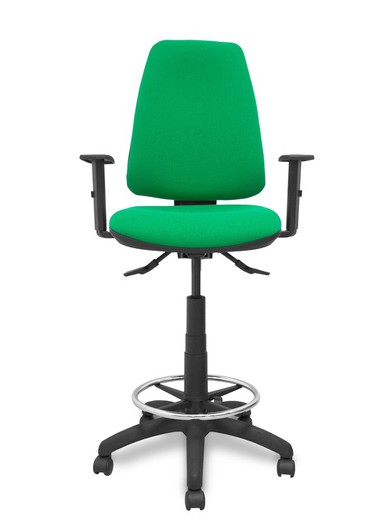 Modelo taburete Elche S - Taburete ergonómico con mecanismo asincro y regulable en altura - Asiento y respaldo tapizados en tejido BALI color verde. Brazos regulables incluidos de serie. Aro reposapiés cromado.