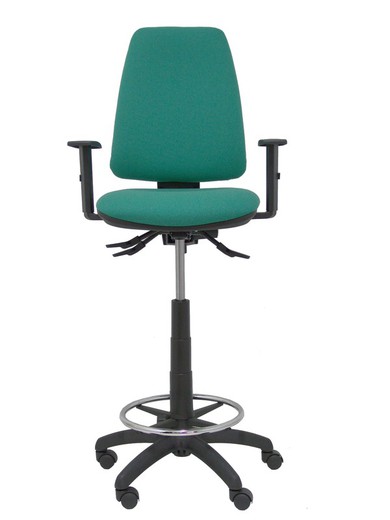 Modelo taburete Elche S - Taburete ergonómico con mecanismo asincro y regulable en altura - Asiento y respaldo tapizados en tejido BALI color verde esmeralda. Brazos regulables incluidos de serie. Aro reposapiés cromado.