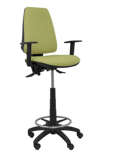 Modelo taburete Elche S - Taburete ergonómico con mecanismo asincro y regulable en altura - Asiento y respaldo tapizados en tejido BALI color verde oliva. Brazos regulables incluidos de serie. Aro reposapiés cromado.