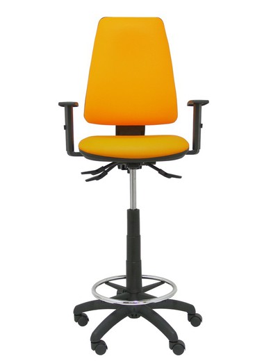 Modelo taburete Elche S - Taburete ergonómico con mecanismo asincro y regulable en altura - Asiento y respaldo tapizados en tejido SIMILPIEL color naranja. Brazos regulables incluidos de serie. Aro reposapiés cromado.