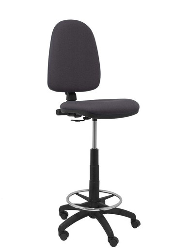 Modelo TAyna  Taburete ergonómico con mecanismo de contacto permanente, regulable en altura y aro reposapiés  Asiento y respaldo tapizados en tejido BALI color gris oscuro