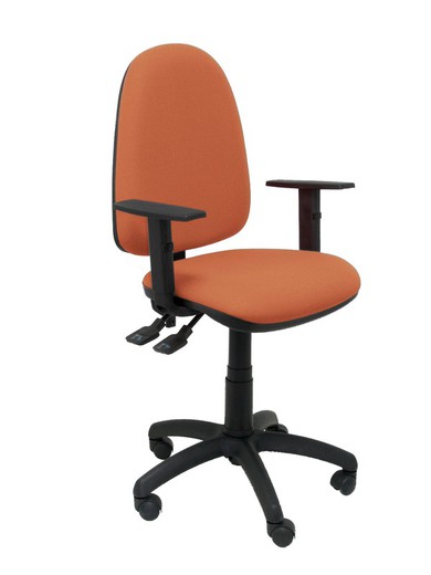 Modelo Tribaldos - Silla de oficina con mecanismo de contacto permanente de doble maneta y regulable en altura - Asiento y respaldo tapizados en tejido BALI color marrón (BRAZOS REGULABLES INCLUIDOS)