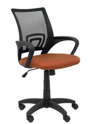 Modelo Vianos - Silla de oficina ergonómica con mecanismo basculante y regulable en altura - Respaldo de malla en color negro y asiento tapizado en tejido bali color marrón.