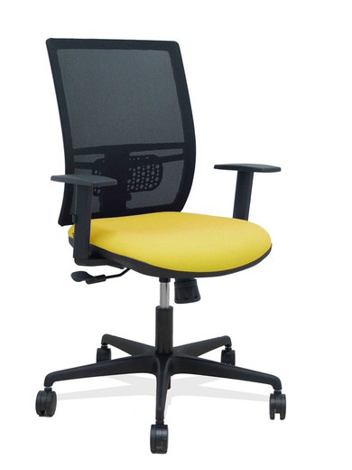 Modelo Yunquera - Silla de oficina ergonómica con mecanismo sincro, brazos regulables y ajustable en altura - Respaldo de malla transpirable en color negro y asiento tapizados en tejido BALI color amaarillo.