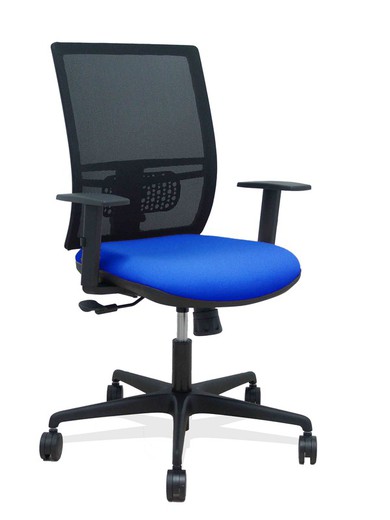 Modelo Yunquera - Silla de oficina ergonómica con mecanismo sincro, brazos regulables y ajustable en altura - Respaldo de malla transpirable en color negro y asiento tapizados en tejido BALI color azul.