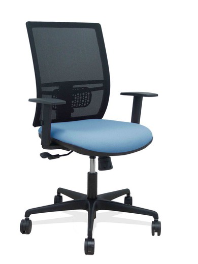 Modelo Yunquera - Silla de oficina ergonómica con mecanismo sincro, brazos regulables y ajustable en altura - Respaldo de malla transpirable en color negro y asiento tapizados en tejido BALI color azul cielo.