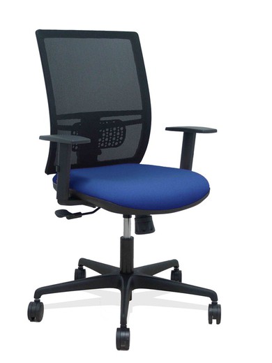 Modelo Yunquera - Silla de oficina ergonómica con mecanismo sincro, brazos regulables y ajustable en altura - Respaldo de malla transpirable en color negro y asiento tapizados en tejido BALI color azul marino.