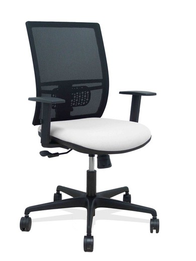 Modelo Yunquera - Silla de oficina ergonómica con mecanismo sincro, brazos regulables y ajustable en altura - Respaldo de malla transpirable en color negro y asiento tapizados en tejido BALI color blanco.