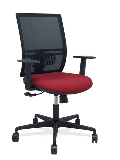 Modelo Yunquera - Silla de oficina ergonómica con mecanismo sincro, brazos regulables y ajustable en altura - Respaldo de malla transpirable en color negro y asiento tapizados en tejido BALI color granate.