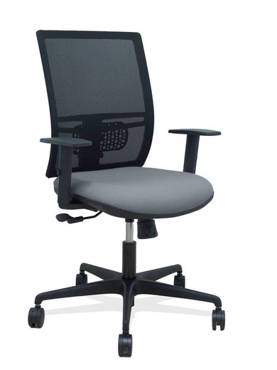 Modelo Yunquera - Silla de oficina ergonómica con mecanismo sincro, brazos regulables y ajustable en altura - Respaldo de malla transpirable en color negro y asiento tapizados en tejido BALI color gris.