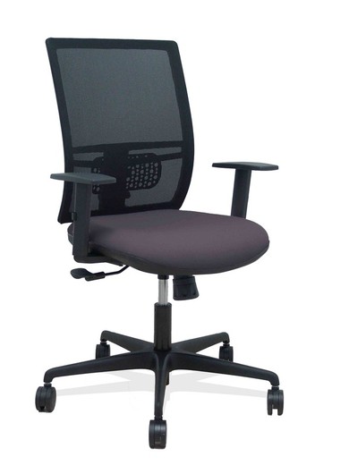 Modelo Yunquera - Silla de oficina ergonómica con mecanismo sincro, brazos regulables y ajustable en altura - Respaldo de malla transpirable en color negro y asiento tapizados en tejido BALI color gris oscuro.