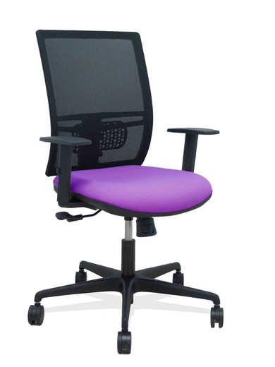 Modelo Yunquera - Silla de oficina ergonómica con mecanismo sincro, brazos regulables y ajustable en altura - Respaldo de malla transpirable en color negro y asiento tapizados en tejido BALI color lila.