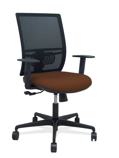 Modelo Yunquera - Silla de oficina ergonómica con mecanismo sincro, brazos regulables y ajustable en altura - Respaldo de malla transpirable en color negro y asiento tapizados en tejido BALI color marrón oscuro.