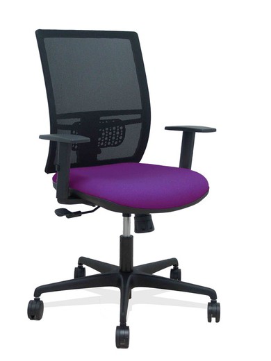 Modelo Yunquera - Silla de oficina ergonómica con mecanismo sincro, brazos regulables y ajustable en altura - Respaldo de malla transpirable en color negro y asiento tapizados en tejido BALI color morado.