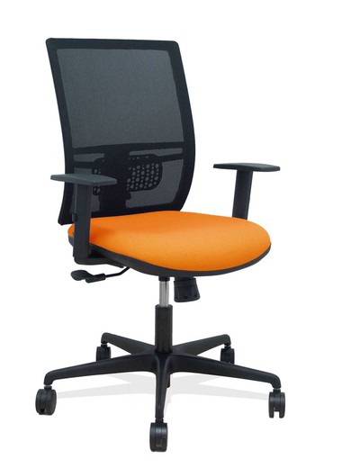 Modelo Yunquera - Silla de oficina ergonómica con mecanismo sincro, brazos regulables y ajustable en altura - Respaldo de malla transpirable en color negro y asiento tapizados en tejido BALI color naranja.