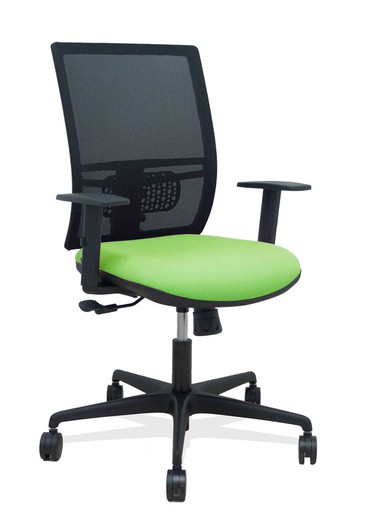 Modelo Yunquera - Silla de oficina ergonómica con mecanismo sincro, brazos regulables y ajustable en altura - Respaldo de malla transpirable en color negro y asiento tapizados en tejido BALI color pistacho.