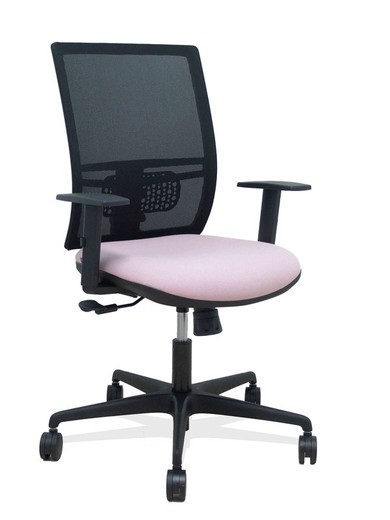 Modelo Yunquera - Silla de oficina ergonómica con mecanismo sincro, brazos regulables y ajustable en altura - Respaldo de malla transpirable en color negro y asiento tapizados en tejido BALI color rosa.