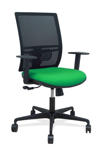 Modelo Yunquera - Silla de oficina ergonómica con mecanismo sincro, brazos regulables y ajustable en altura - Respaldo de malla transpirable en color negro y asiento tapizados en tejido BALI color verde.