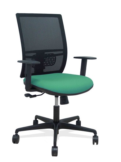 Modelo Yunquera - Silla de oficina ergonómica con mecanismo sincro, brazos regulables y ajustable en altura - Respaldo de malla transpirable en color negro y asiento tapizados en tejido BALI color verde esmeralda.