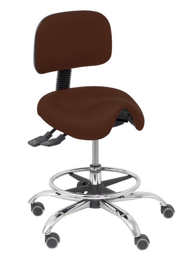 Modelo Zarza -Taburete clínico ergonómico con mecanismo asincro, regulable en altura y ruedas de parqué - Base cromada. Aro reposapiés regulable y cromado. Asiento y respaldo tapizados en tejido similpiel color marrón oscuro.