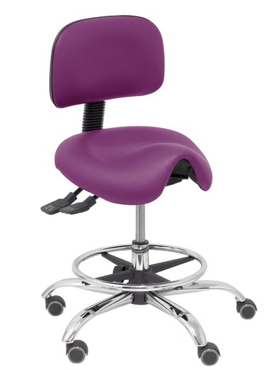 Modelo Zarza -Taburete clínico ergonómico con mecanismo asincro, regulable en altura y ruedas de parqué - Base cromada. Aro reposapiés regulable y cromado. Asiento y respaldo tapizados en tejido similpiel color morado.