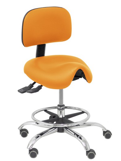 Modelo Zarza -Taburete clínico ergonómico con mecanismo asincro, regulable en altura y ruedas de parqué - Base cromada. Aro reposapiés regulable y cromado. Asiento y respaldo tapizados en tejido similpiel color naranja.