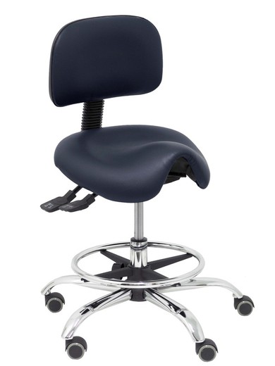 Modelo Zarza -Taburete clínico ergonómico con mecanismo asincro, regulable en altura y ruedas de parqué - Base cromada. Aro reposapiés regulable y cromado. Asiento y respaldo tapizados en tejido similpiel color negro.