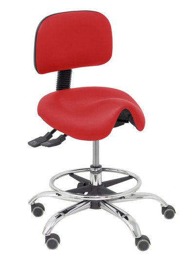 Modelo Zarza -Taburete clínico ergonómico con mecanismo asincro, regulable en altura y ruedas de parqué - Base cromada. Aro reposapiés regulable y cromado. Asiento y respaldo tapizados en tejido similpiel color rojo.