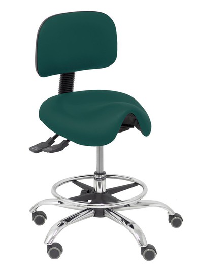 Modelo Zarza -Taburete clínico ergonómico con mecanismo asincro, regulable en altura y ruedas de parqué - Base cromada. Aro reposapiés regulable y cromado. Asiento y respaldo tapizados en tejido similpiel color verde botella.