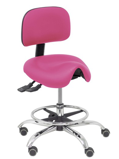 Modelo Zarza. Taburete especialmente diseñado para uso clínico. Giratorio y ergonómico con asiento anatómico y regulable en altura (aro reposapiés cromado INCLUIDO)  Asiento y respaldo tapizados en similpiel color rosa (FÁCIL DE LIMPIAR).