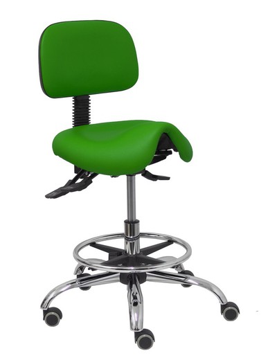 Modelo Zarza. Taburete especialmente diseñado para uso clínico. Giratorio y ergonómico con asiento anatómico y regulable en altura (aro reposapiés cromado INCLUIDO)  Asiento y respaldo tapizados en similpiel color verde (FÁCIL DE LIMPIAR).