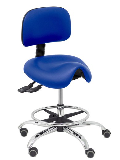 Modelo Zarza. Taburete especialmente diseñado para uso clínico giratorio y ergonómico con asiento anatómico y regulable en altura(aro reposapiés cromado INCLUIDO)  Asiento y respaldo tapizados en similpiel color azul. (FÁCIL DE LIMPIAR)