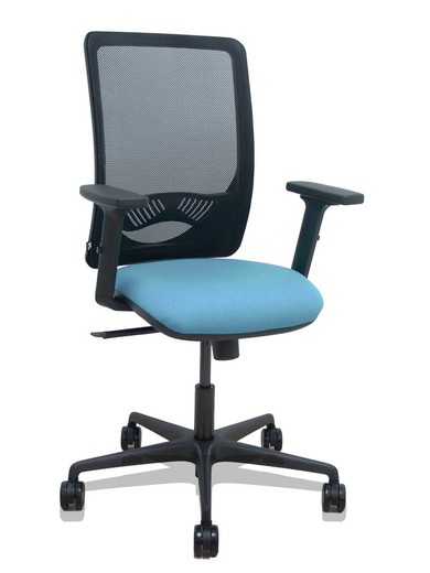 Modelo Zulema - Silla de oficina ergonómica con mecanismo sincro, brazos 2D- Respaldo de malla transpirable en color negro y asiento tapizados en tejido BALI color azul cielo. Ruedas de nailon de 65mm